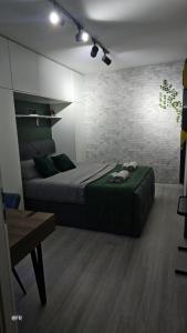 sypialnia z 2 łóżkami oraz stołem i stołem w obiekcie Superbe appartement dans un quartier neuf et calme w Strasburgu