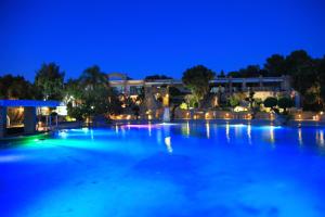 Bazén v ubytování Eden Resort Country nebo v jeho okolí