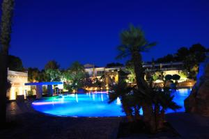 Bazén v ubytování Eden Resort Country nebo v jeho okolí