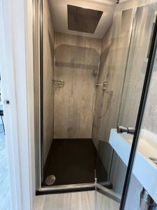 Phòng tắm tại Studio Retreat - Hot Tub Garden & Pets Welcome