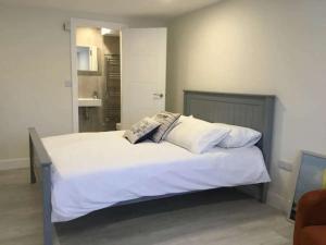 Giường trong phòng chung tại Studio Retreat - Hot Tub Garden & Pets Welcome