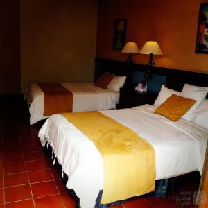 เตียงในห้องที่ Hotel Marina Copan