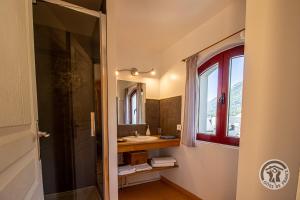 Koupelna v ubytování Maison à Luz St Sauveur dans un cadre Idyllique + 3 fotografie