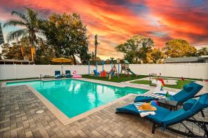 una piscina con sillas y aitating en Private Oasis Pool Putting Green & Court, en Largo