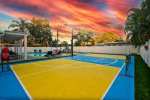 una cancha de tenis frente a una casa en Private Oasis Pool Putting Green & Court, en Largo 63 fotos más