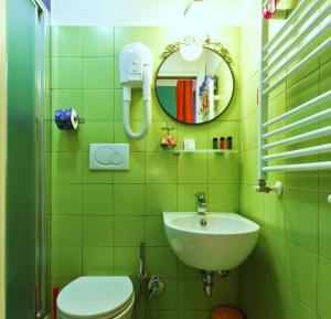 W łazience znajduje się umywalka, toaleta i lustro. w obiekcie Dream Station w Rzymie