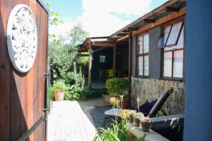 una casa con un orologio sul lato di The Goat House Cottage a Wakkerstroom