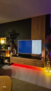 salon z dużym telewizorem z płaskim ekranem w obiekcie Superbe appartement dans un quartier neuf et calme w Strasburgu