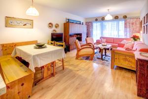 Uma TV ou centro de entretenimento em Haus Pirata