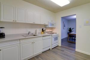 O bucătărie sau chicinetă la Convenient Apartment near Metro in Crystal City