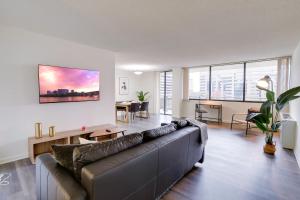 Un televizor și/sau centru de divertisment la Convenient Apartment near Metro in Crystal City