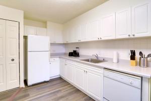 O bucătărie sau chicinetă la Convenient Apartment near Metro in Crystal City