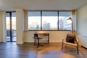 O zonă de relaxare la Convenient Apartment near Metro in Crystal City