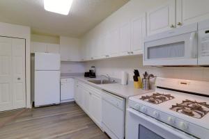 O bucătărie sau chicinetă la Convenient Apartment near Metro in Crystal City