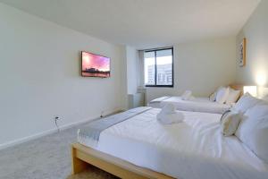 Un pat sau paturi într-o cameră la Convenient Apartment near Metro in Crystal City