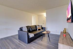 Un televizor și/sau centru de divertisment la Convenient Apartment near Metro in Crystal City