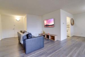 Un televizor și/sau centru de divertisment la Convenient Apartment near Metro in Crystal City