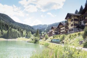 Blick auf einen Fluss in einem Resort in der Unterkunft Vila Olympia - Apartmán Olympia 3 in Ružomberok