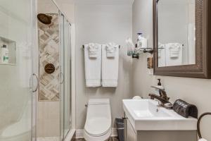 Ένα μπάνιο στο Family Apartment with Deck and Yard Near Northwestern +29 φωτογραφίες
