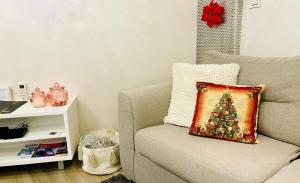 ベオグラードにあるLIRRA LUXE - Central Belgrade Apartmentsのリビングルーム(椅子、クリスマスピロー付) +30枚の写真