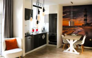 Nhà bếp/bếp nhỏ tại Bonair Gezellig appartement in hartje Wenduine