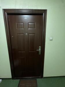 a brown door with a handle in a room at Apartman Raj in Kraljevo