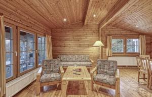 Ruang duduk di Stunning Home In Masserberg With Wifi