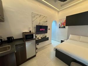 Kuchyň nebo kuchyňský kout v ubytování Five Palms Studio Apartment