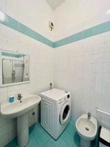フィレンツェにあるBNB Centraleのトイレの隣に洗濯機が付いたバスルームがあります。