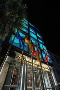 纳祖尔MAGNIFIQUE HOTEL的前面有不同旗帜的建筑