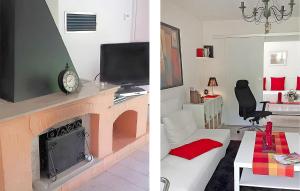 a living room with a fireplace and a tv at Ferienhaus Mahlow in Mahlow