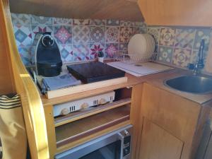 Una pequeña cocina con fregadero y estufa. en Lisboa Sailing Tours - Night on board - Alcantara, en Lisboa 22 fotos más