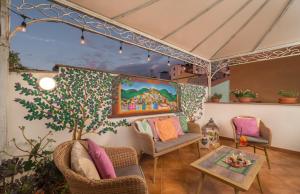 A seating area at Bosa Queen House
