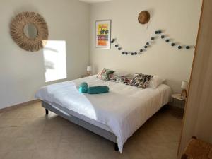 索列图卡Villa aux portes de la Sainte Baume的卧室里有一张带镜子的白色大床 更多42张照片