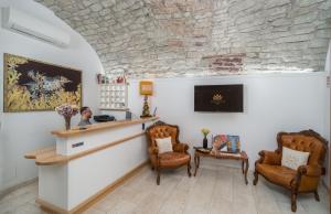A television and/or entertainment centre at Bosa Queen House