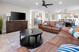 Μια τηλεόραση ή/και κέντρο ψυχαγωγίας στο Phoenix 4 Br Retreat Pool Dog Friendly Games