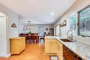 cocina con fregadero y comedor en Campton Cabin Near White Mountain Natl Forest, en Campton