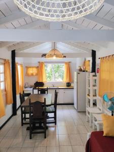 eine Küche und ein Esszimmer mit einem Tisch und einem Kühlschrank in der Unterkunft Los Delfines 2 in Mar de las Pampas