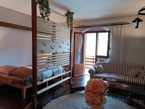 - un salon avec un grand mur recouvert de poisson dans l'établissement La Dolce Vista, à Pescasseroli 25 autres photos