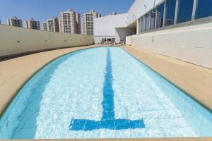 a large swimming pool with blue water at Go Inn Taguatinga in Taguatinga