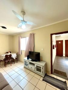 ein Wohnzimmer mit einem Flachbildfernseher auf einem Schrank in der Unterkunft Apartamento Mobiliado em Piracicaba Centro in Piracicaba