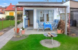 eine Terrasse mit blauen Stühlen und einem Tisch im Hof in der Unterkunft Ferienwohnung Malchow in Malchow