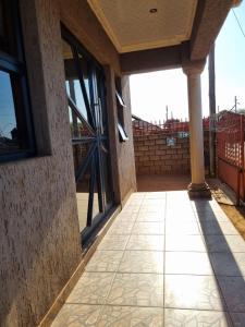 un portico di un edificio con una porta a vetri di Siba's Place a Ga-Rankuwa