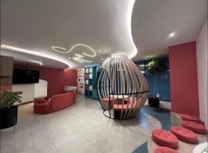 a living room with a lobby with red furniture at Lujoso Estudio en la Carolina in Quito