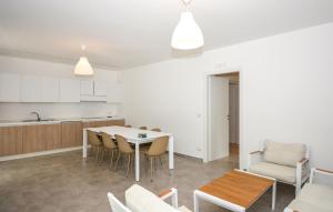eine Küche und ein Esszimmer mit Tisch und Stühlen in der Unterkunft Pet Friendly Apartment in Marina di Modica