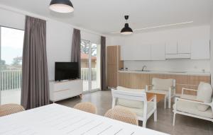 ein Wohnzimmer mit Küche und Esszimmer in der Unterkunft Pet Friendly Apartment in Marina di Modica