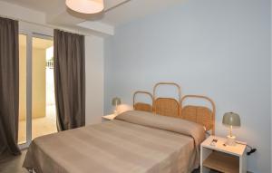 ein Schlafzimmer mit einem Bett und einem Tisch mit einer Lampe in der Unterkunft Pet Friendly Apartment in Marina di Modica