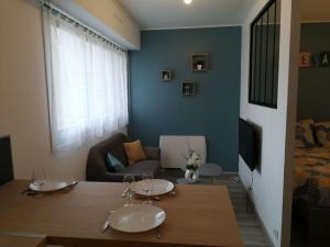 a living room with a table and a couch at Saint-Brieuc centre superbe appartement in Saint-Brieuc