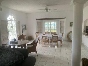 Posezení v ubytování Montego Bay Guesthouse