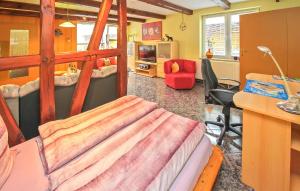 una camera con letto a castello, scrivania e sedia di Ferienwohnung Malchow a Malchow